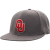 TOP OF THE WORLD TOP OF THE WORLD CHARCOAL OKLAHOMA SOONERS TEAM COLOR FITTED HAT