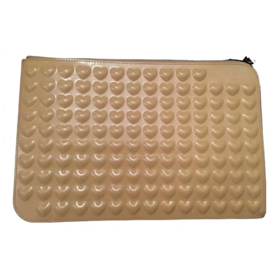 Pre-owned Marc Jacobs Patent Leather Clutch Bag In Beige