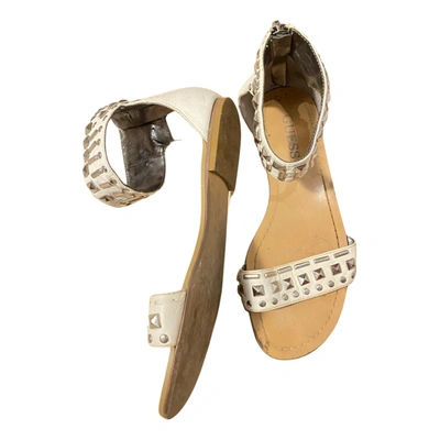 Pre-owned Guess Leather Sandal In White