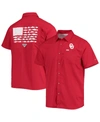 COLUMBIA MEN'S COLUMBIA PFG CRIMSON OKLAHOMA SOONERS SLACK TIDE CAMP BUTTON-UP SHIRT