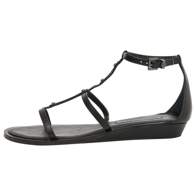 Pre-owned Max Azria Black Leather Sandals
