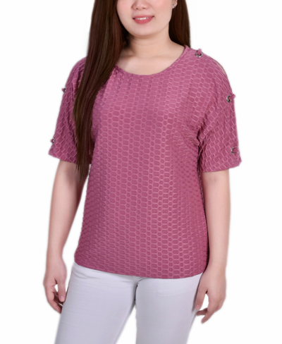 Ny Collection Plus Size Short Sleeve Honeycomb Textured Grommet Top In Pink