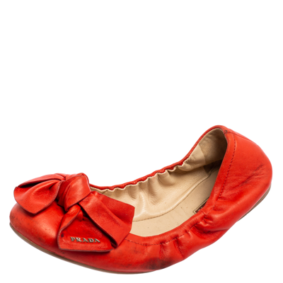 Pre-owned Prada Coral Red Leather Bow Logo Scrunch Ballet Flats Size 38