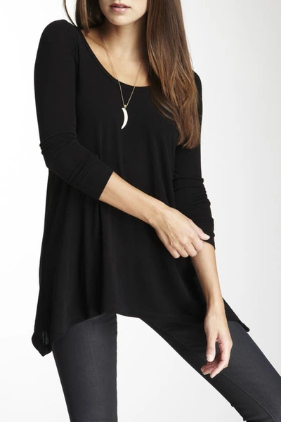 Go Couture Solid Sharkbite Tunic Sweater In Black