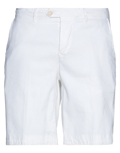 Oaks Shorts & Bermuda Shorts In White
