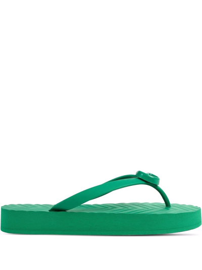 Gucci Pascar Gg-plaque Rubber Flip Flops In Green