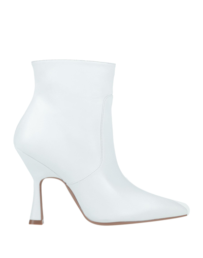 Stuart Weitzman Ankle Boots In White