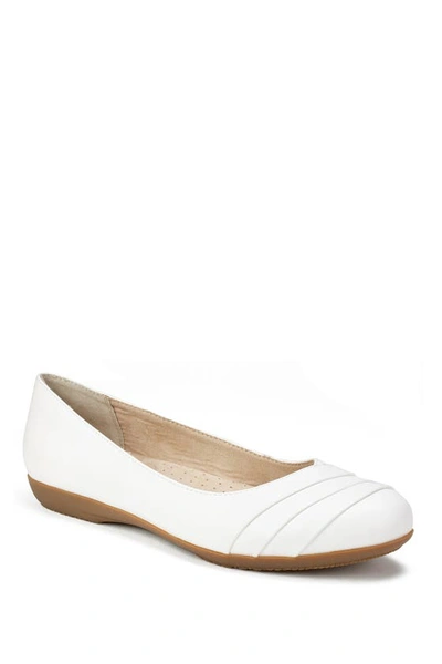 White Mountain Clara Ballet Flat In White/burnished/smooth