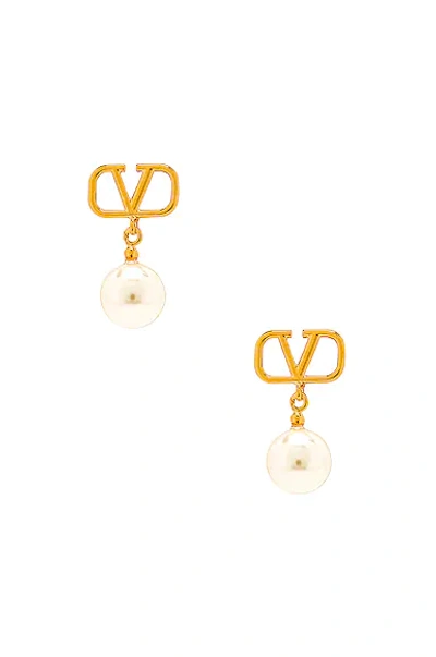 Valentino Garavani V Logo Signature Pearl Earrings In Oro & Cream