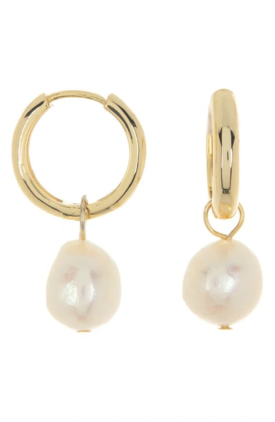 Nordstrom Rack 9.5-10mm Freshwater Pearl Drop Huggie Earrings In White- Gold