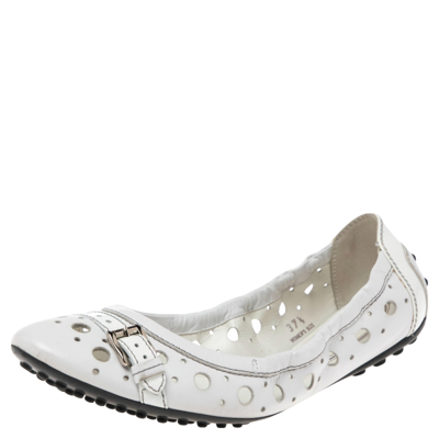 Pre-owned Tod's White Patent And Laser Cut Leather Scrunch Ballet Flats Size 37.5