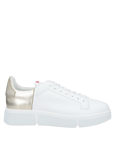 V Design Sneakers In White