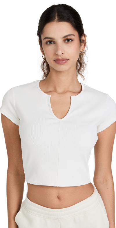 Alo Yoga Off-white Ribbed Crop Savvy Sport Top In Ivory