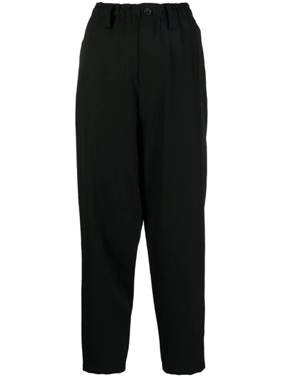 Yohji Yamamoto Cropped Tapered-leg Trousers In Schwarz