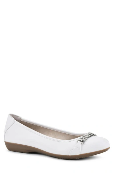 Cliffs By White Mountain White Mountain Charmed Flat In White/ Smooth