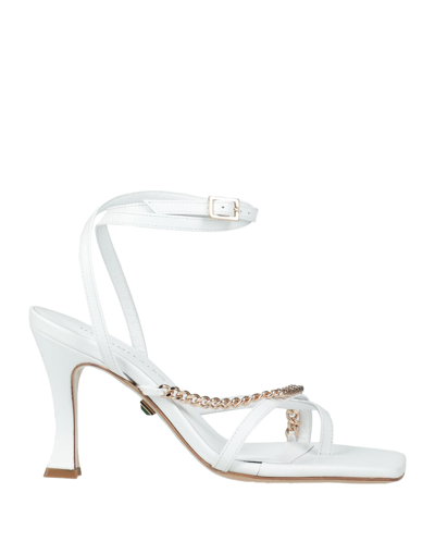 Ilio Smeraldo Toe Strap Sandals In White