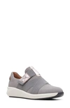 Clarks ® Un Rio Strap Sneaker In Light Grey Suede Combination