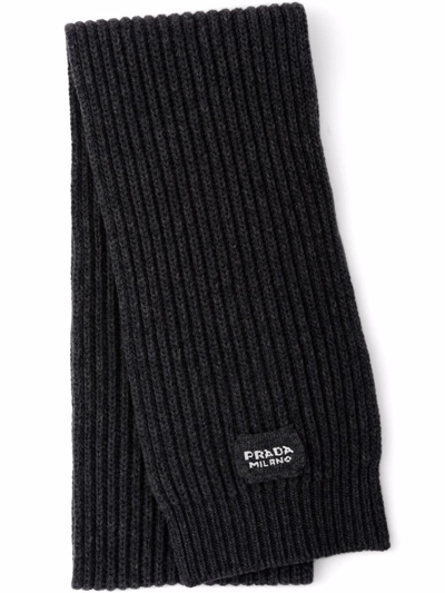 Prada Logo-patch Knitted Scarf In Schwarz