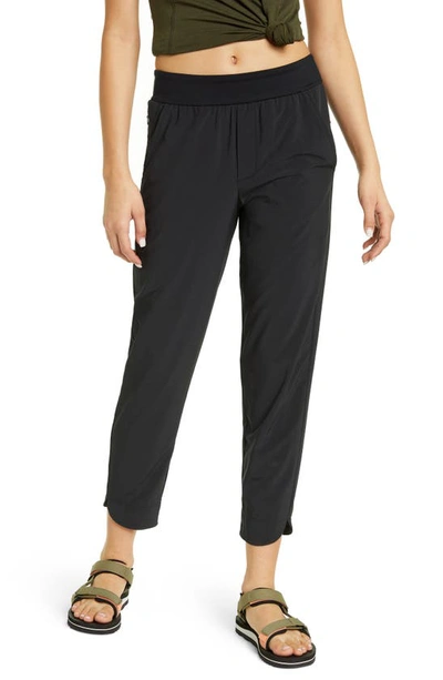 Zella Getaway Ankle Pocket Trousers In Black