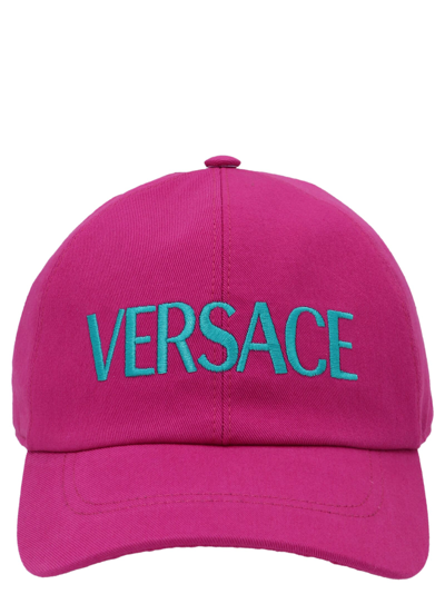 Versace Logo刺绣棉质棒球帽 In Fuchsia