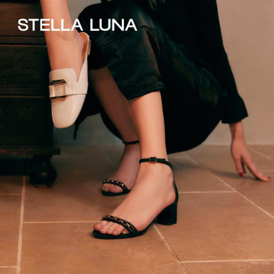Stella Luna 女鞋春夏季露趾圆头金属链条一字带粗跟通勤高跟凉鞋 In Black