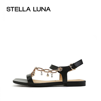 Stella Luna 女鞋春夏季新款露趾方头平底鞋牛皮链条挂坠平跟凉鞋 In Black