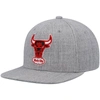 MITCHELL & NESS MITCHELL & NESS HEATHERED GRAY CHICAGO BULLS HARDWOOD CLASSICS TEAM 2.0 SNAPBACK HAT