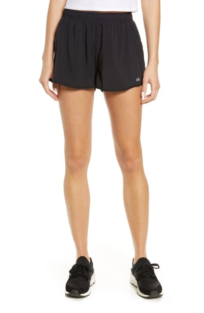 Alo Yoga Stride Shorts In Schwarz