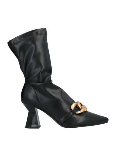 Emanuélle Vee Ankle Boots In Black