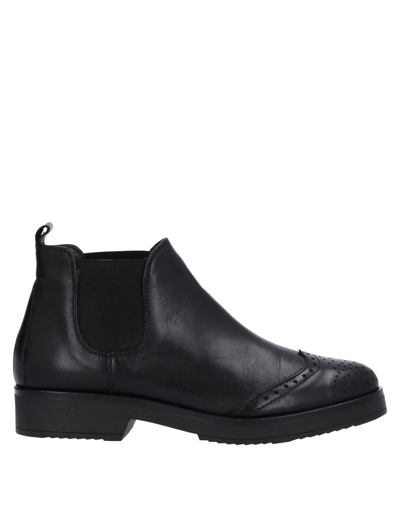 Stele Ankle Boots In Black