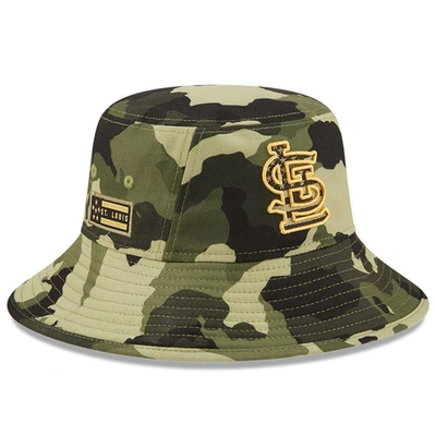NEW ERA NEW ERA CAMO ST. LOUIS CARDINALS 2022 ARMED FORCES DAY BUCKET HAT