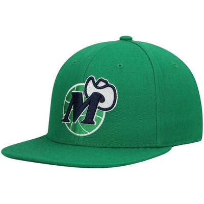 Mitchell & Ness Men's  Green Dallas Mavericks Hardwood Classics Team Ground 2.0 Snapback Hat