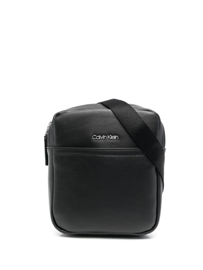 Calvin Klein Small Logo-debossed Reporter Bag In Schwarz
