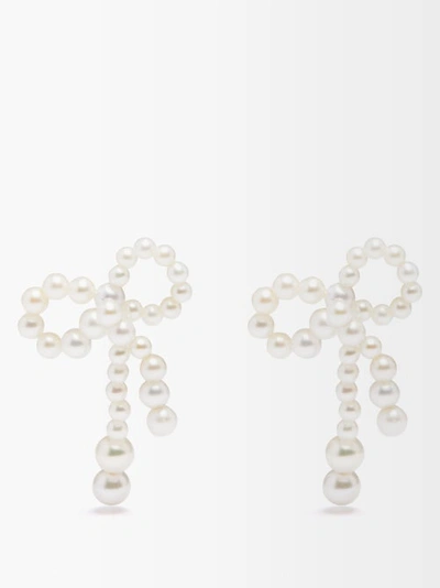 Sophie Bille Brahe Rosette De Perles Small Bow Earrings In Freshwater Pearls In White