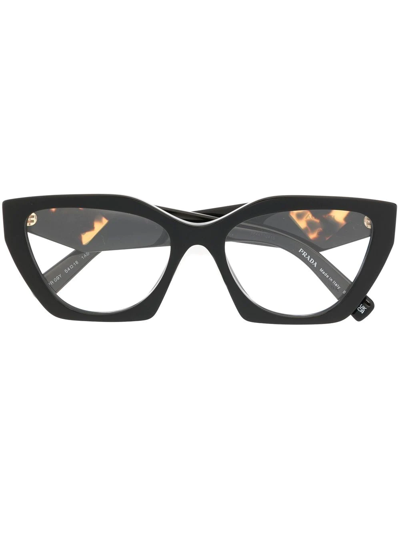 Prada Logo雕刻猫眼框眼镜 In Black