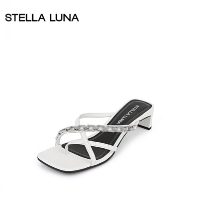 Stella Luna 女鞋春夏新款中跟凉鞋欧美链条牛皮方头夹脚外穿凉拖 In White