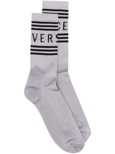Versace Logo印花条纹针织袜 In White,black