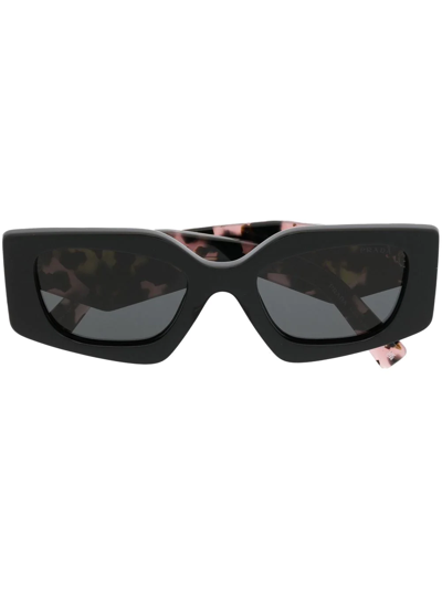 Prada Leopard Print Tinted Sunglasses In Schwarz