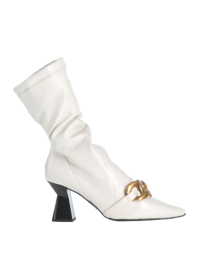 Emanuélle Vee Ankle Boots In White
