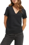 Good American V-neck Girlfriend T-shirt In Black001
