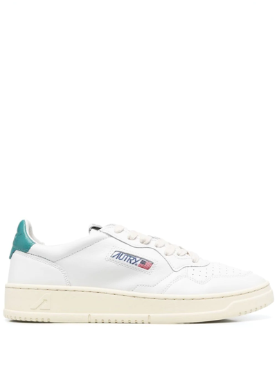 Autry Medalist Low Sneakers In Smooth Calfskin With A Bicolor Design In White