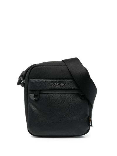 Calvin Klein Textured Messenger Bag In Schwarz