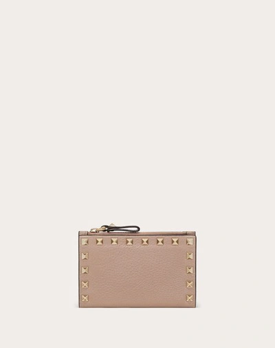 Valentino Garavani Rockstud Grainy Calfskin Cardholder With Zip Woman Poudre Uni