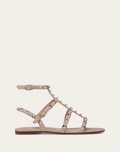 VALENTINO GARAVANI VALENTINO GARAVANI ROCKSTUD FLAT CALFSKIN SANDAL WITH STRAPS WOMAN POUDRE 40