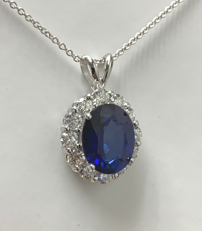 Pre-owned La 5.91 Ct Oval Shape Sapphire And Round Cut Diamond Pendant In 14 Kt White Gold In Blue