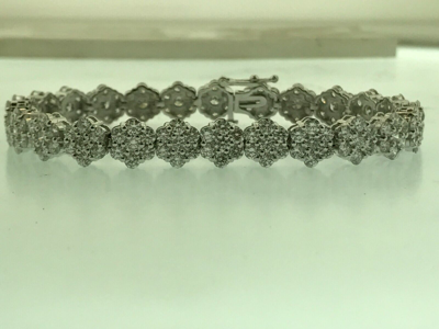 Pre-owned La 14.05 Ct Ttw Round Diamond Tennis Bracelet In 14 Kt. Cluster Mounting In White