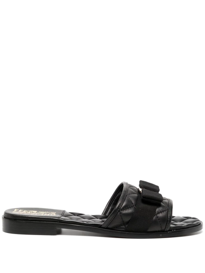 Ferragamo Vara Bow Quilted Slides In Schwarz