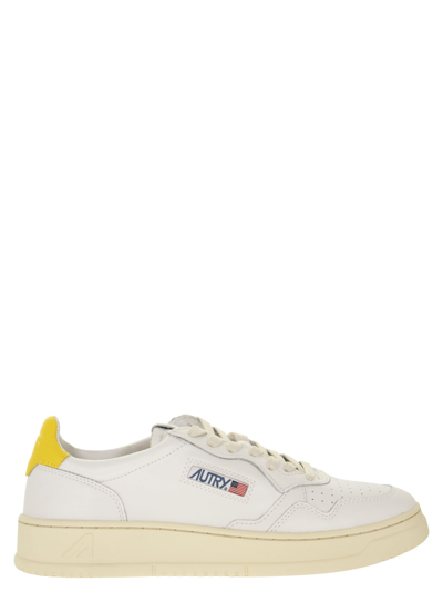 Autry Low-top Leather Sneakers In White,pink