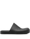 Bottega Veneta The Slider Intrecciato-embossed Rubber Slides In Schwarz