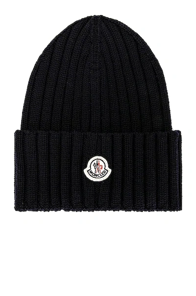 Moncler Logo Patch Knitted Beanie In Black